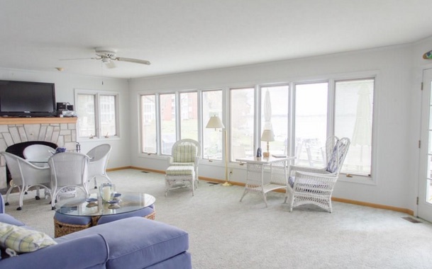 Original lake-facing living room before renovation