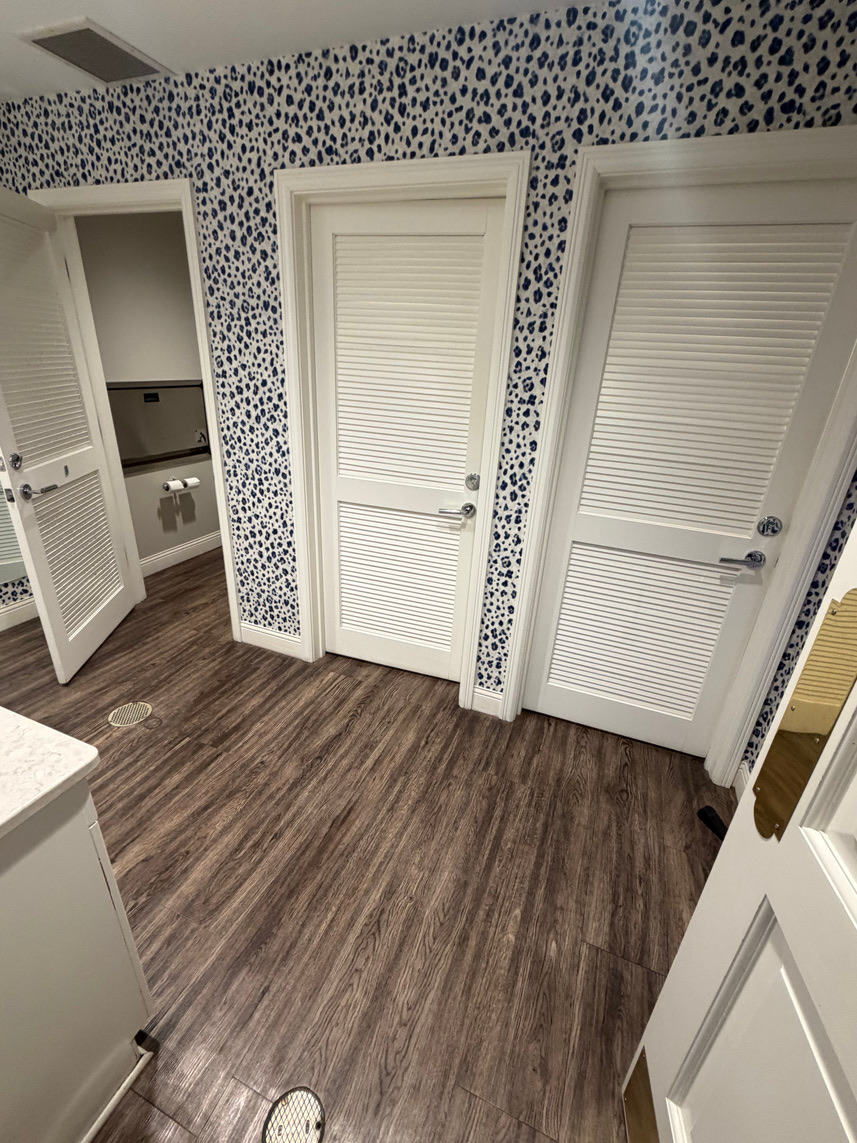 Fort Wayne Country Club ladies locker room with blue spotted wallpaper